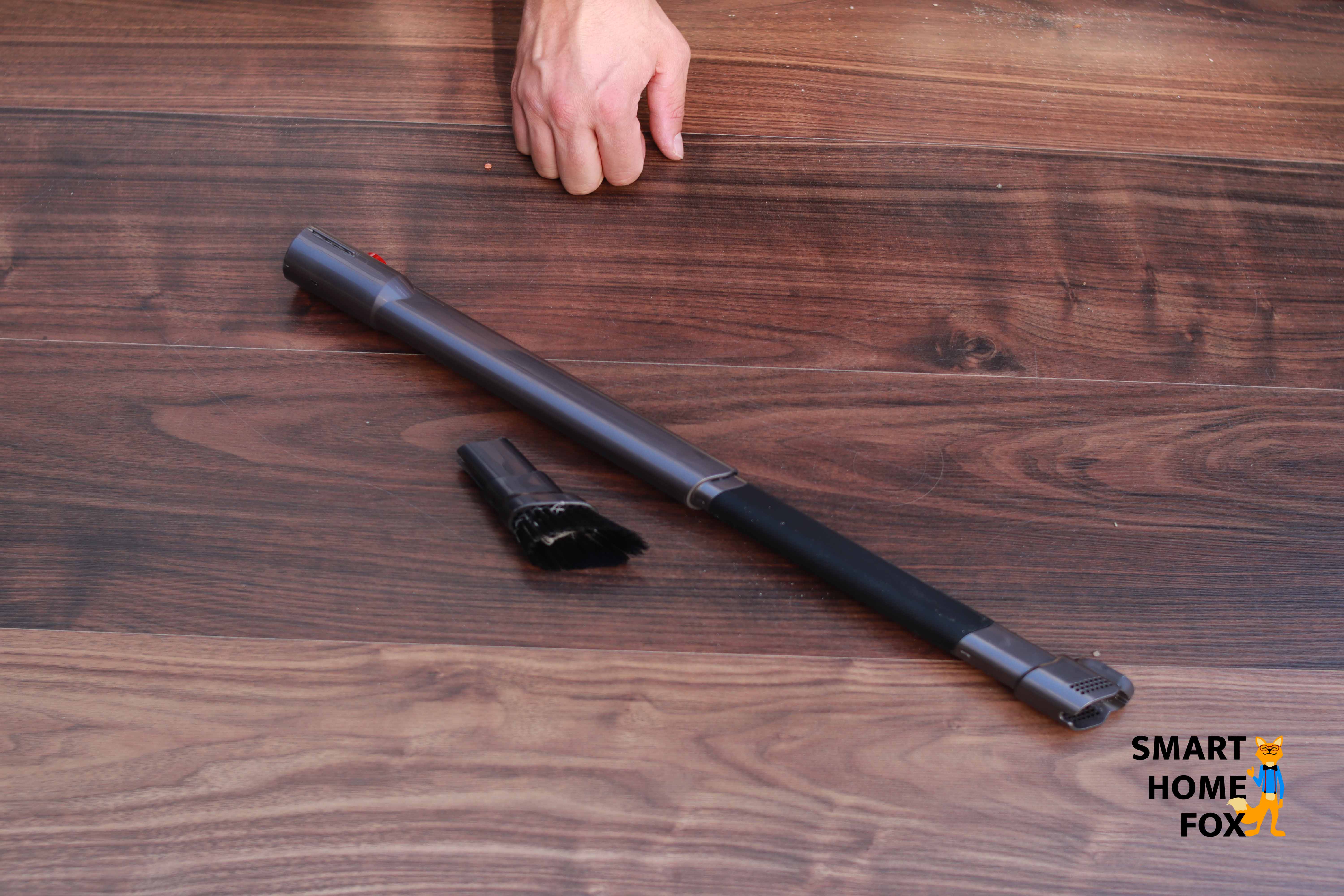 Die Verlängerung mit Bürste des Dyson V7 Motorhead ausgefahren